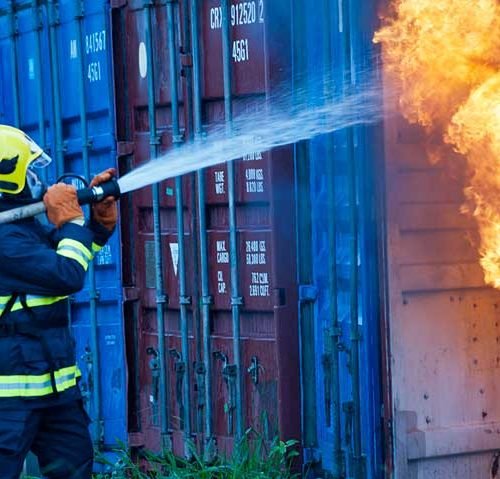 bombeiro-apagando-incendio